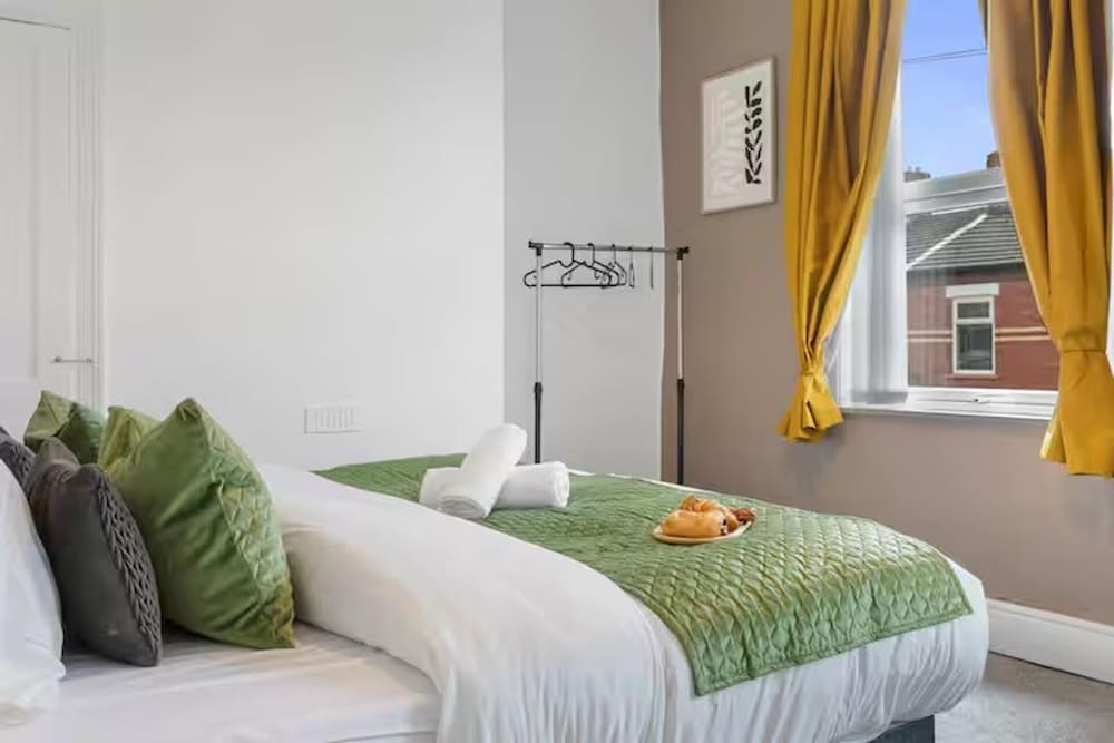 Family - Sleeps 6 - Garden - Parking
