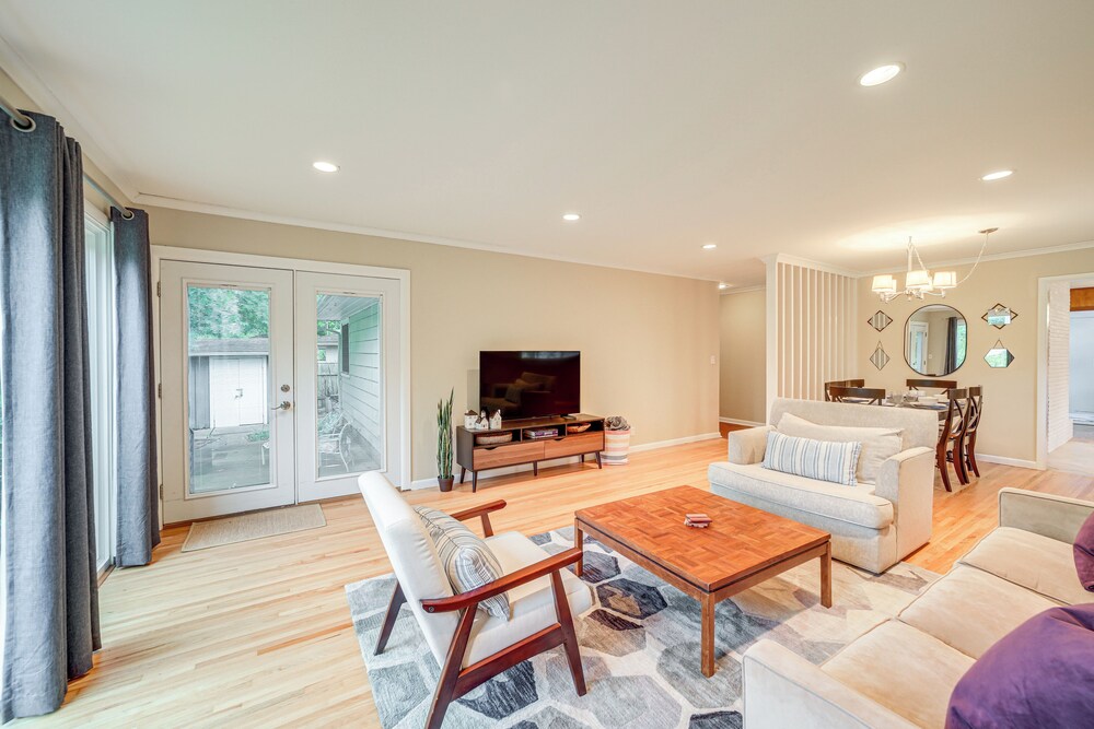 6 Mi to Dtwn: Waterfront Home in Tulsa!
