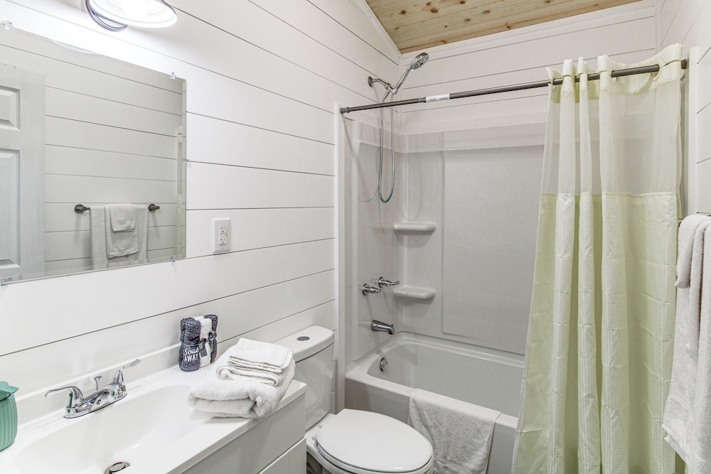 1 Mi to Dtwn Enterprise: Pet-friendly Home w/ Yard