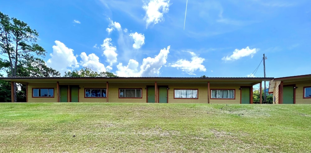 Leesville Vacations - Indian Creek Lodge - Property Image 1