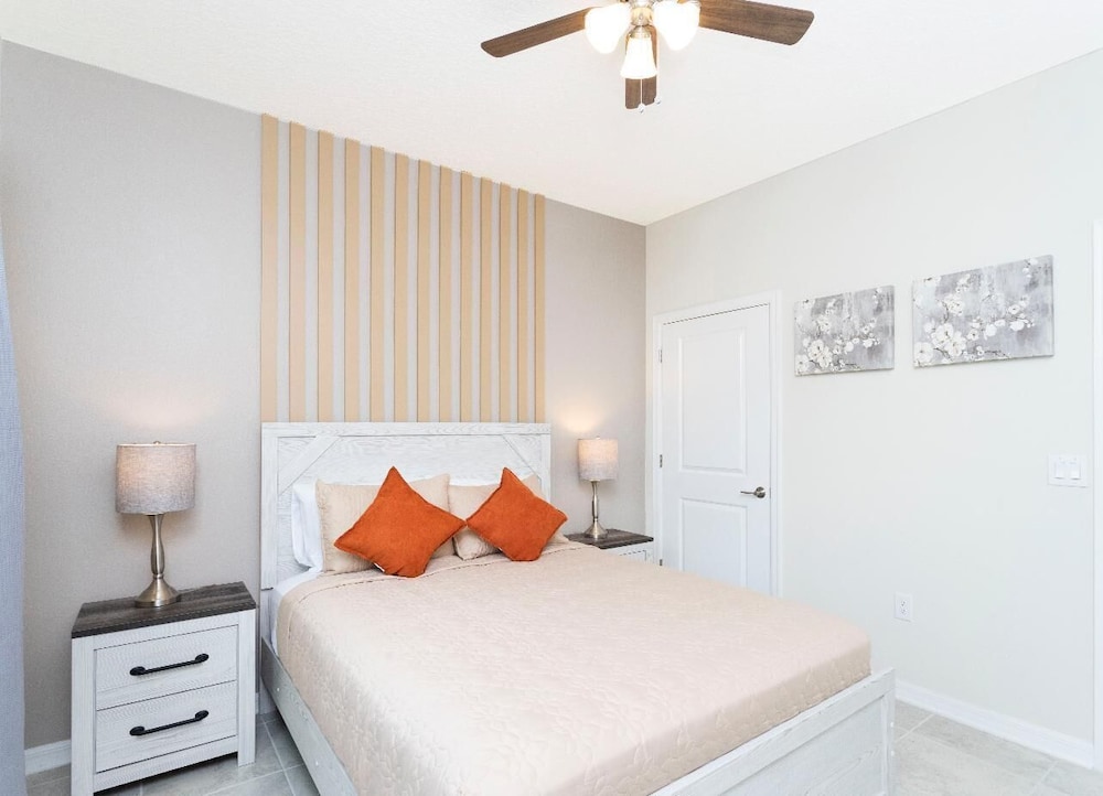 Amazing Townhome With Lake View at Storey Lake Resort