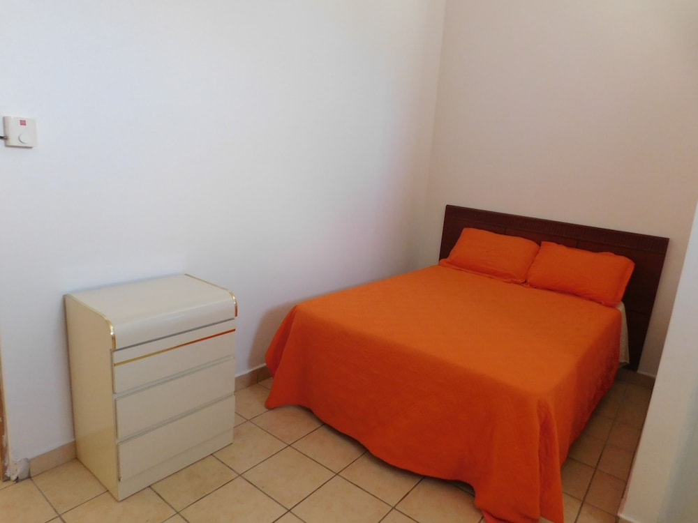 Henry's GuestHouse - Hostel