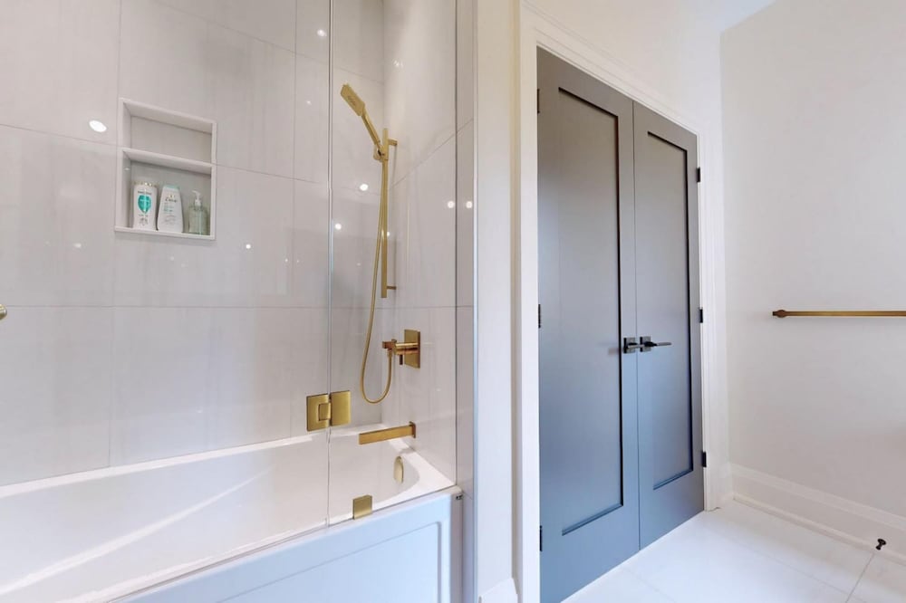 Lucky Mansion Luxury Villa in Fort Erie