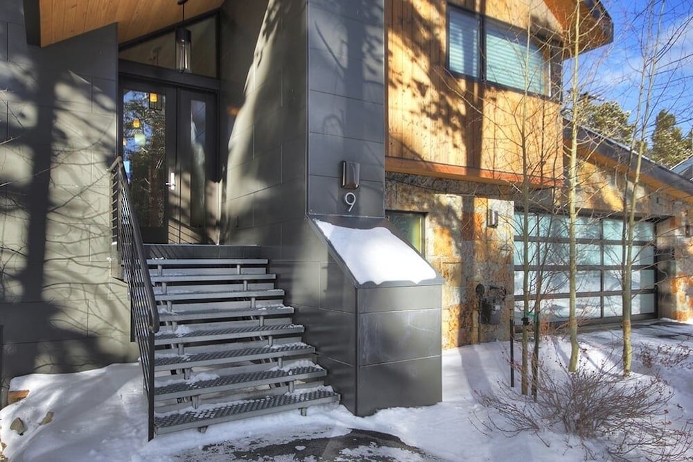 Cloud 4 Bedroom Home by RedAwning