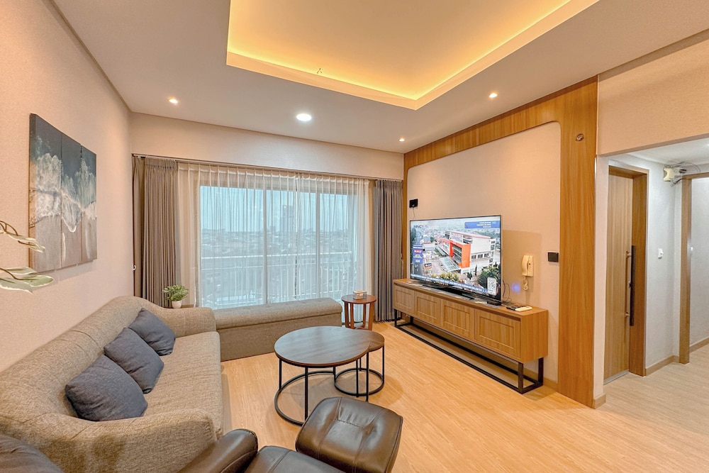 Modern Look With Wooden Accent 3Br At Kondominium Puncak Marina Apartment