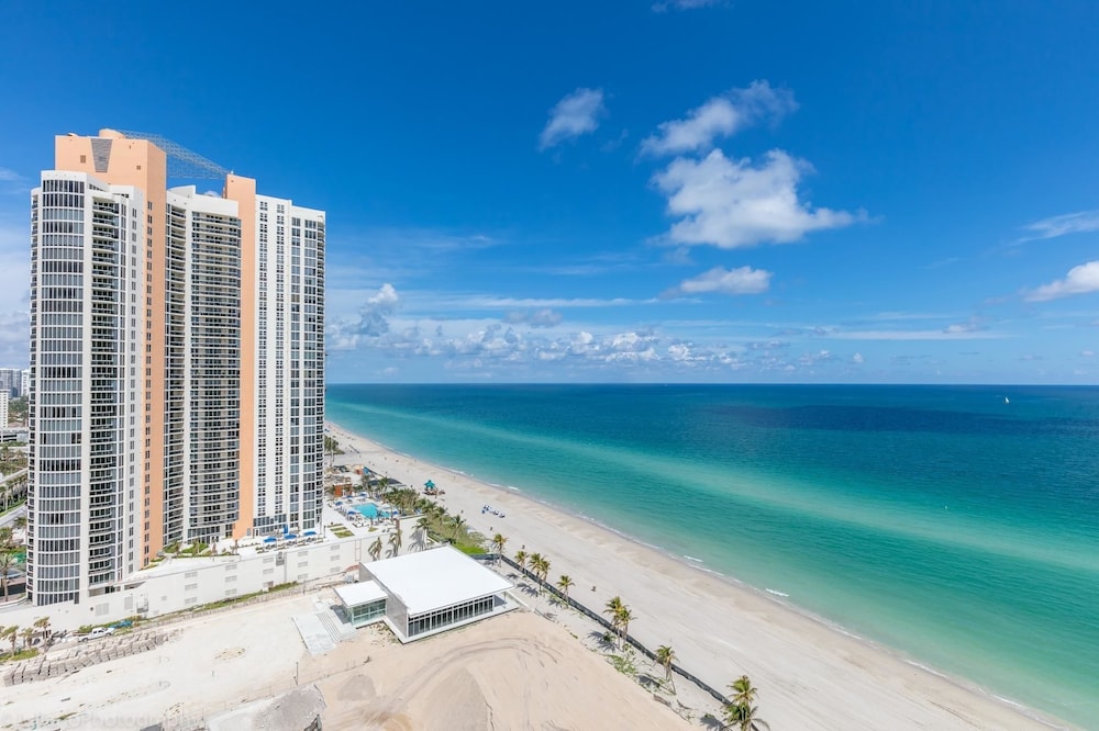 Marenas Resort Condos by Ammos VR in Sunny Isles Beach, US