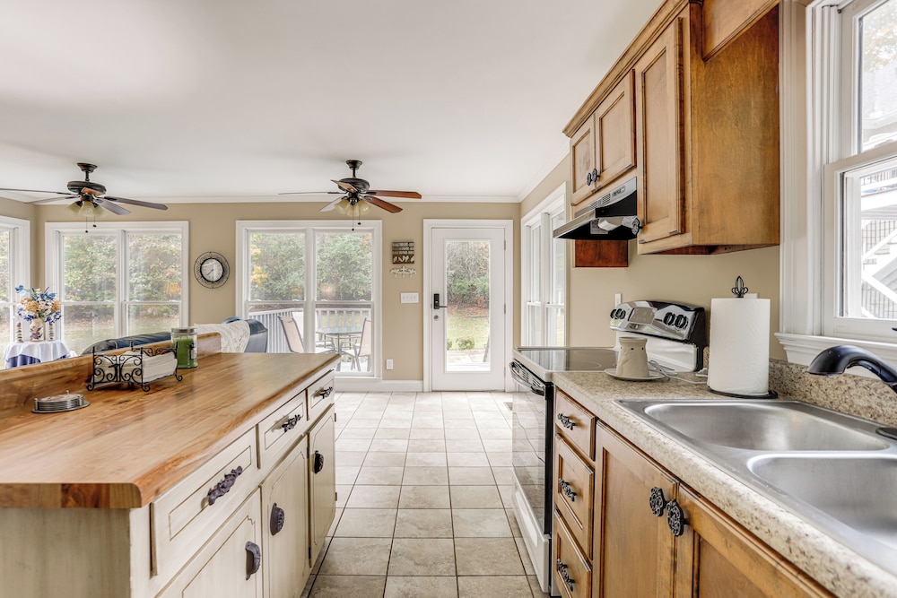8 Mi to Lake Lanier: Guest House in Buford!