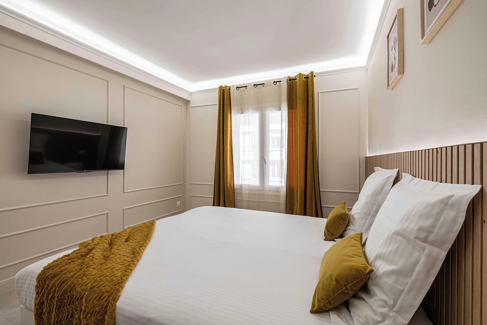 Haussmann Apartment - South-facing Balcony 2br/4p view 3