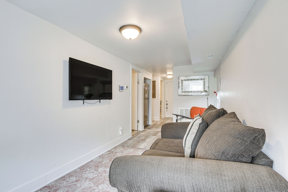 < 2 Mi to Uchicago: Pet-friendly Getaway w/ Yard