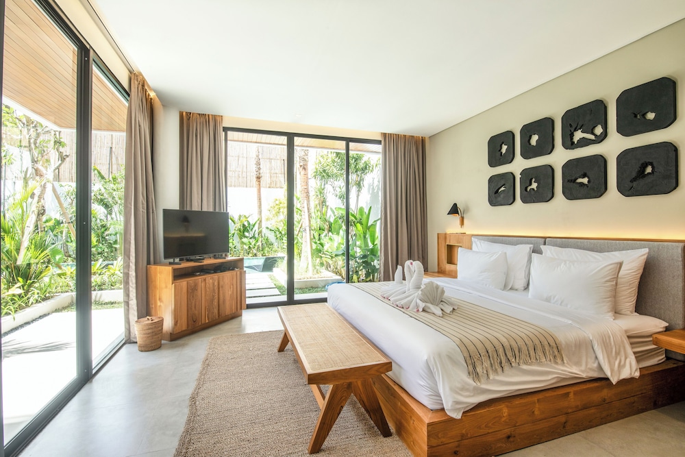 Luxury 5BR Villa, 200m to Brawah's Beach Bliss