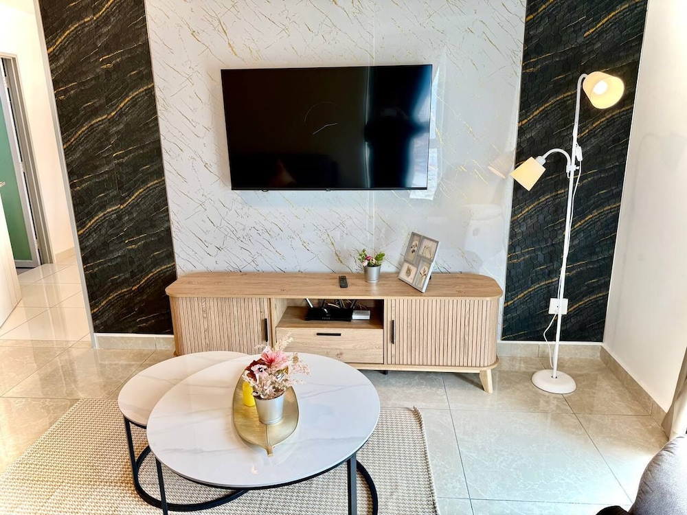 ICC Luxury Suites By Grab A Stay