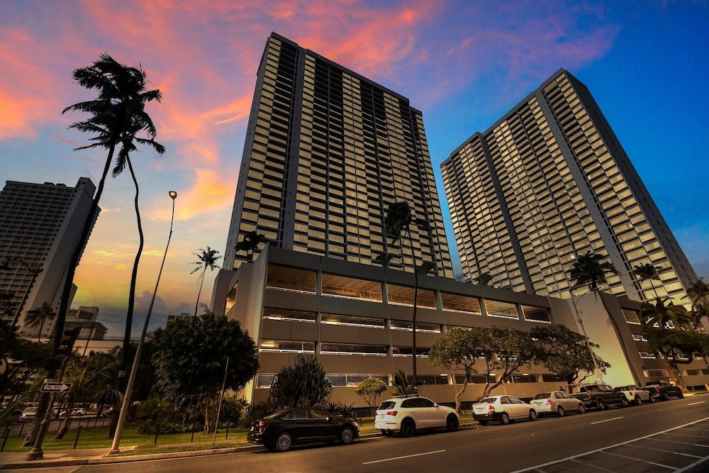 Artsy 32nd Floor Condo with Modern Furnishings & Gorgeous Ocean Views by Koko Resort Vacation Rentals