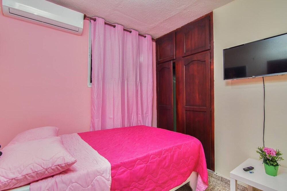 Room in Guest Room - Queen Of Hearts - Rh view 3