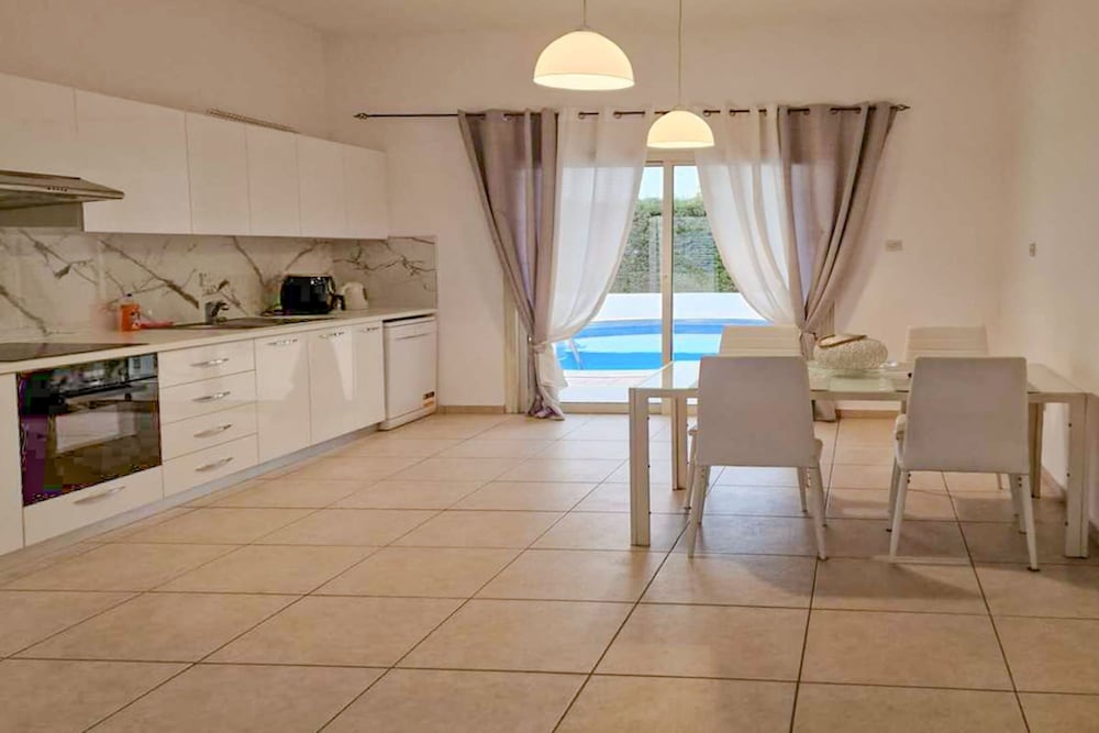 Sunshine Apartment in Pafos