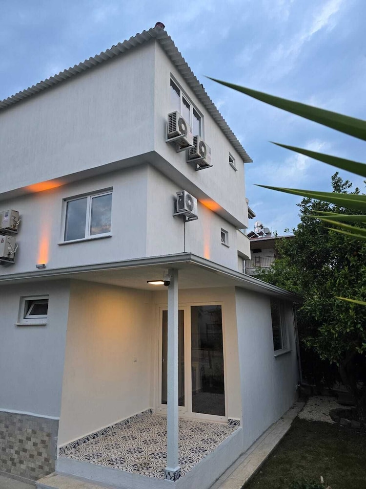 VILLA OLINDA 4 BED with huge garden