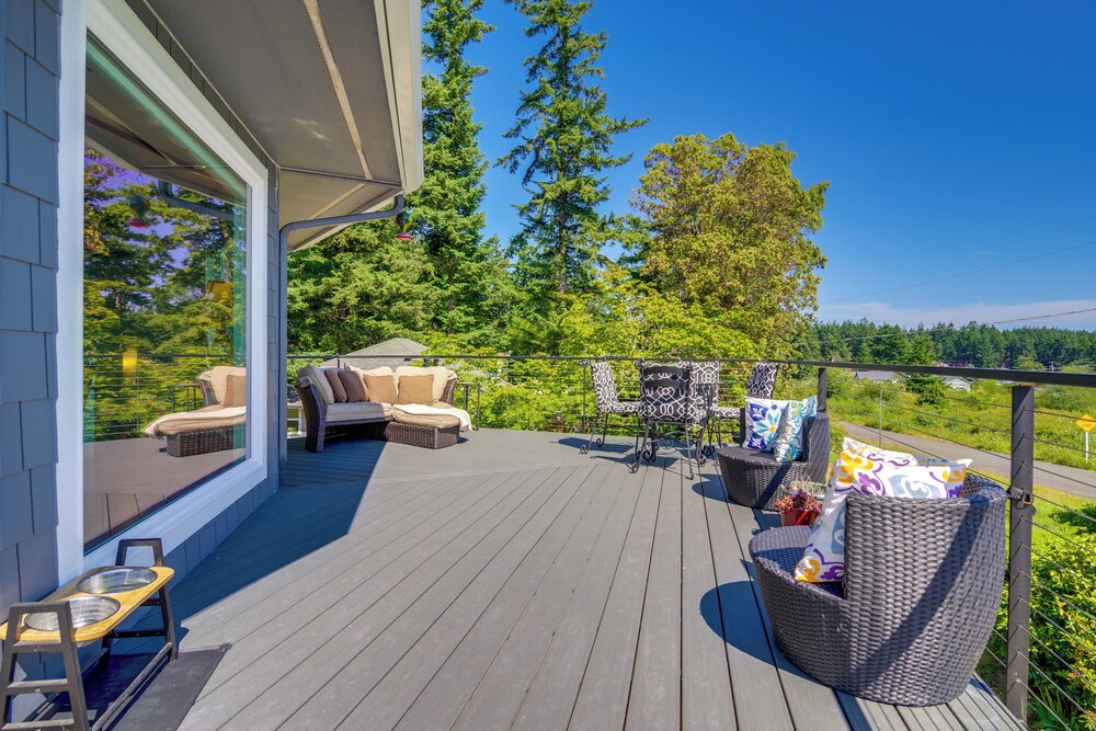 Spacious Deck w/ Ocean View: Puget Sound Gem!