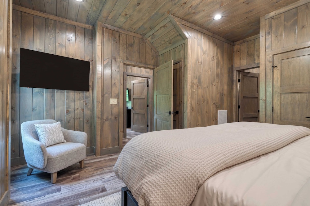 Luxe Cabin w/ Hot Tub, Views & Game Room Sleeps 10 Do Good Holler by Avantstay