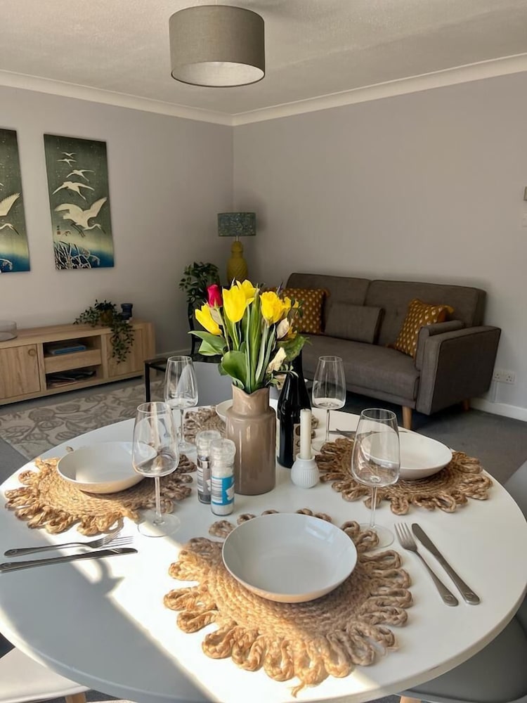 Sunny 2-Bedroom flat in Hoddesdon view 4