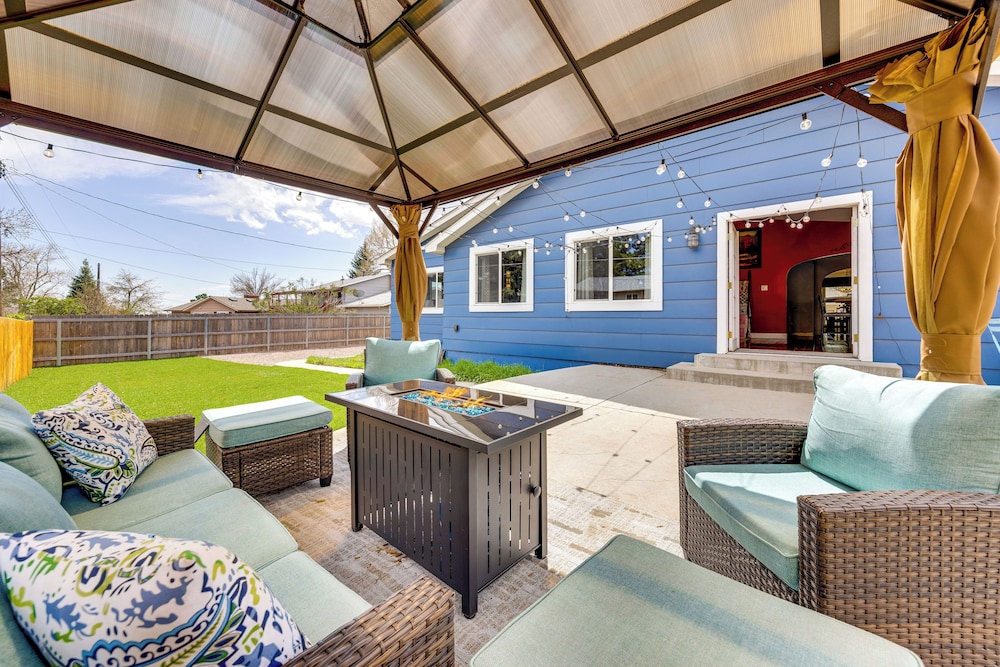 1 Mi to Attractions: Getaway w/ Mtn Views!