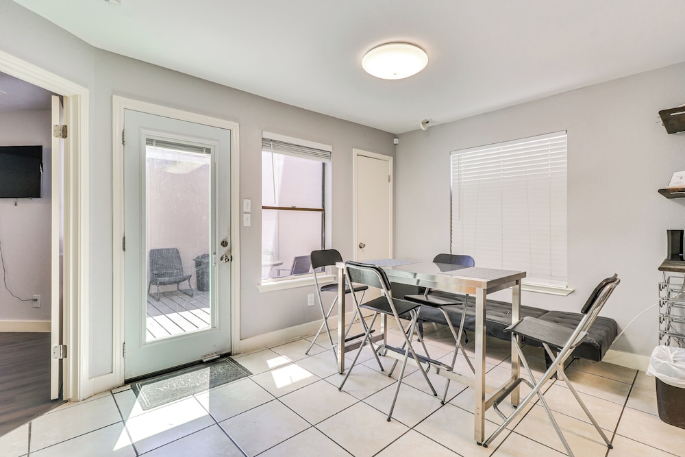4 Mi to Dtwn: Gem w/ Pool Access & Patio in Austin