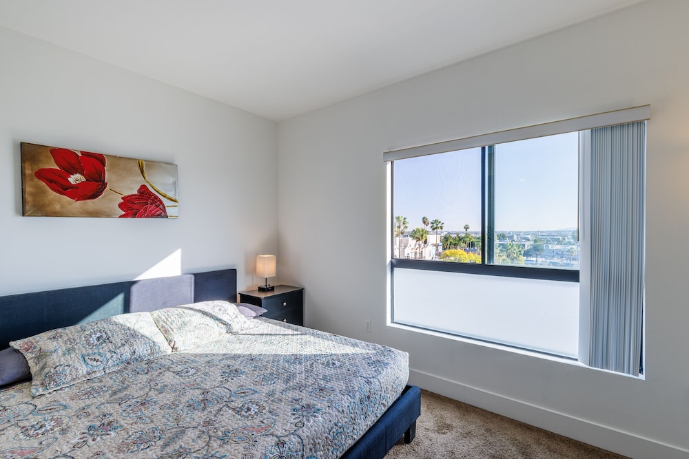 Heaven on Hollywood Boulevard Furnished Apartments - Image 4