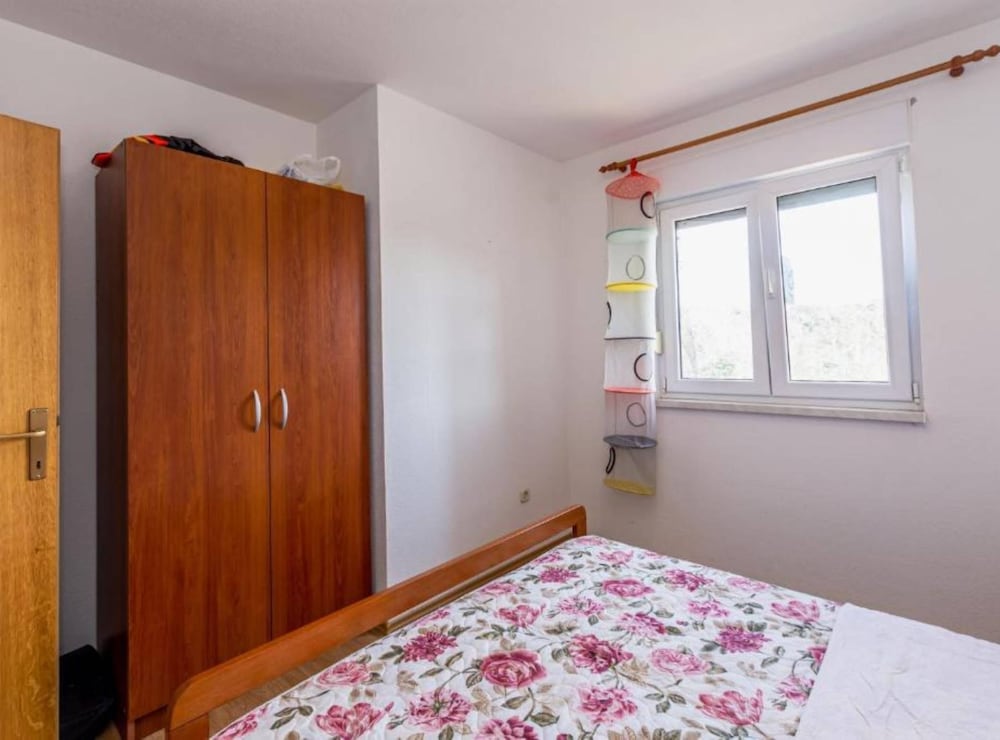 Charming and Cozy Okrug Gornji Apartment With Balcony