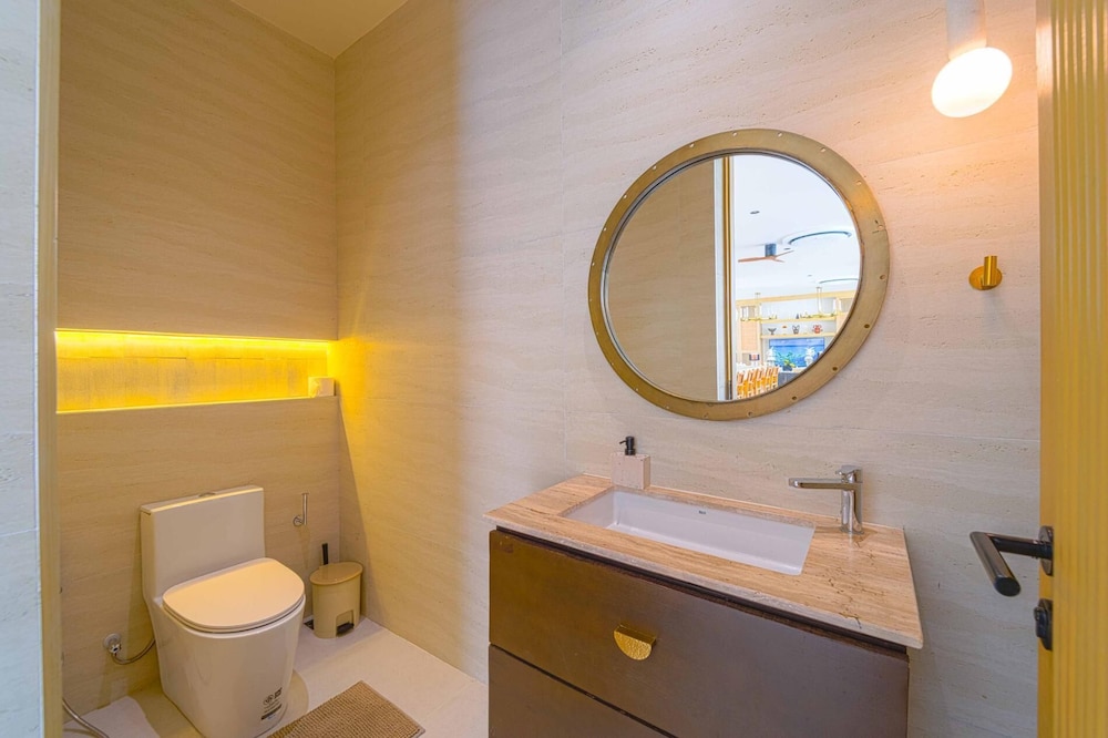 Ultra-Modern 6-Bedroom in GolfCourse PH6