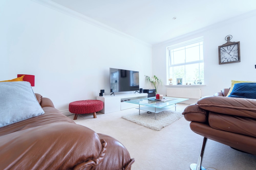Stunning 4-bed House in Camberley view 3
