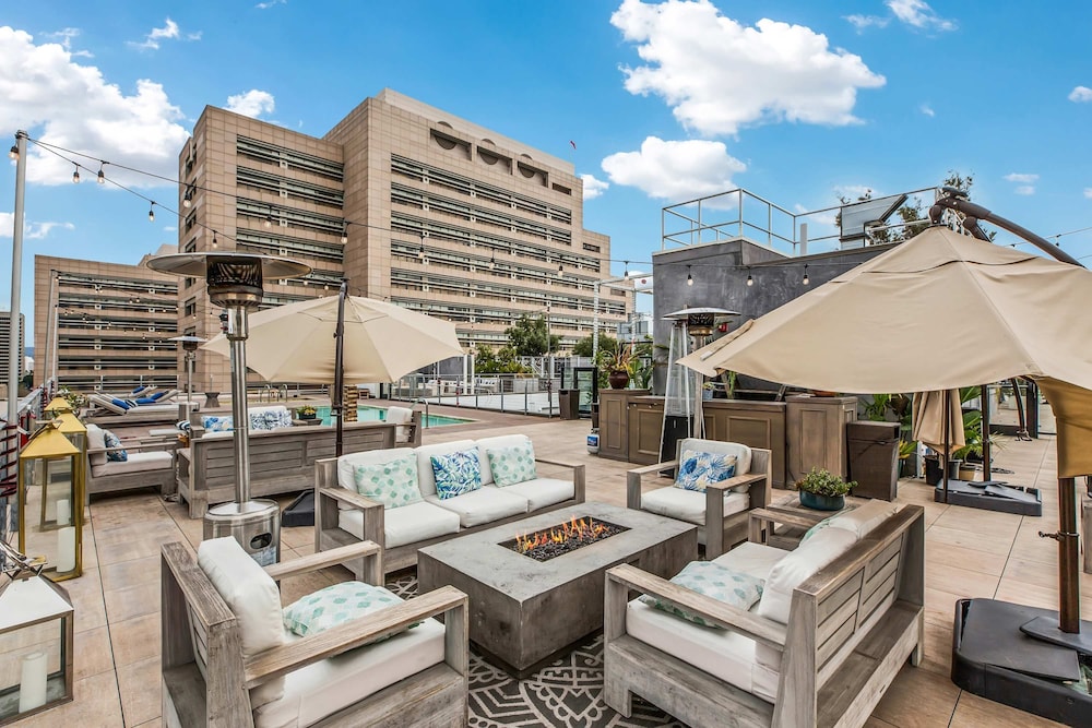 Stylish Deluxe 1BR At HWH by Oneluxstay
