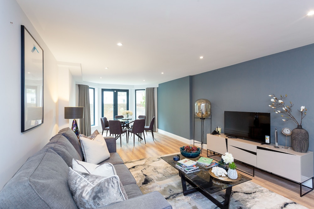 The Carlyle - Elegant Serviced Apartments