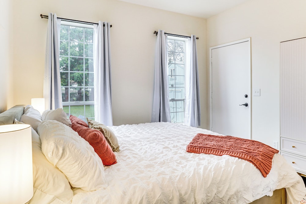 Walkable Location: Quaint Cottage in Forest Grove!