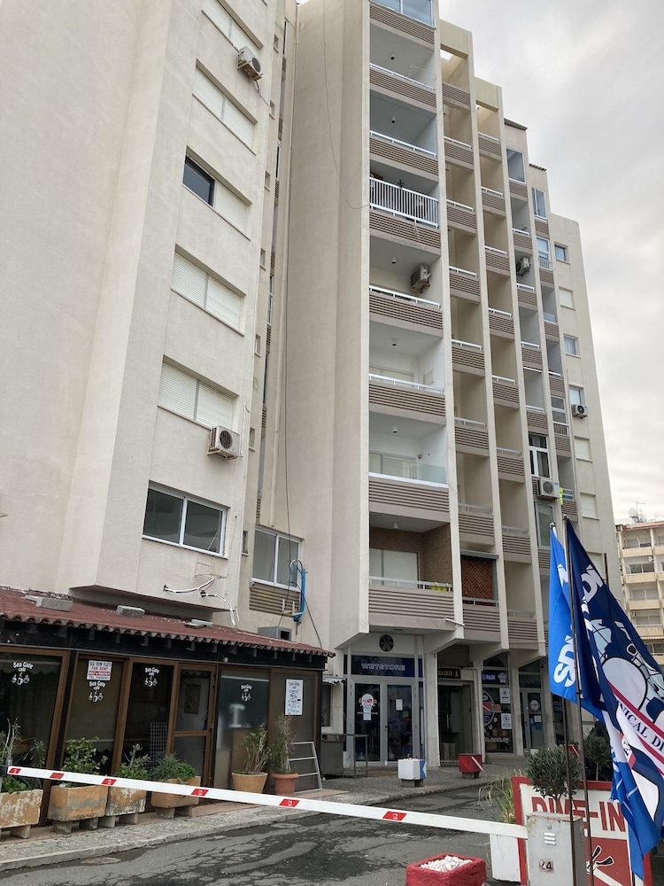 Flirty Flamingo Seaview Apartment