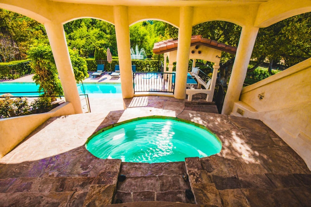 De Luz by Avantstay 5 Acre Estate w Lake Pool Hot Tub