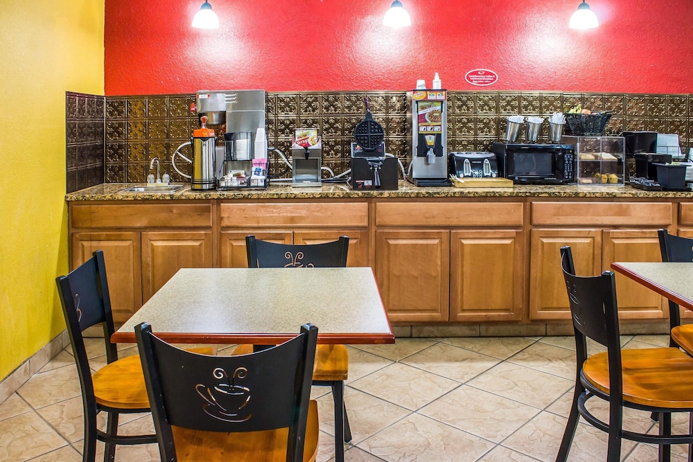 Econo Lodge Inn & Suites Walnut
