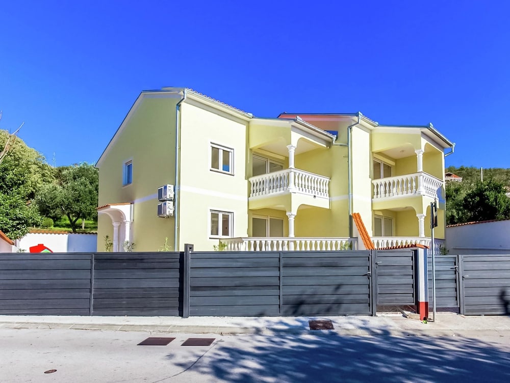 Charming Home With Swimming Pool and Beautiful Covered Terrace view 3