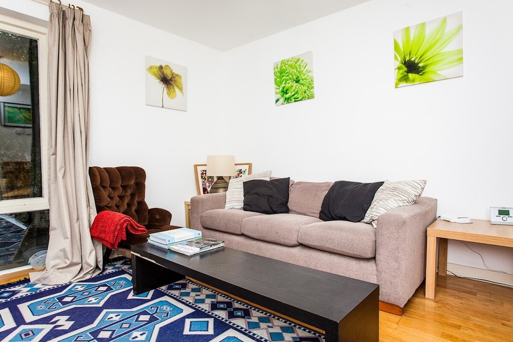 Charming Peaceful 2 Bed with Parking and Garden