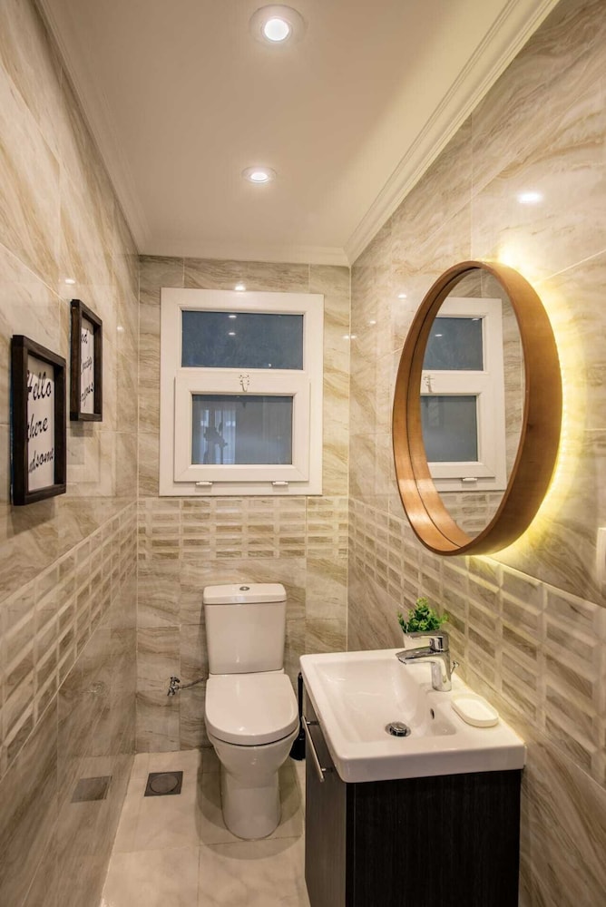 Xuru Stays I Waterfront Designer 2BR - 5 min to Airport