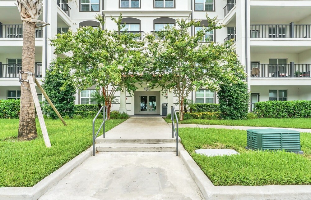 Stylish and New! 3br, Steps fr. Universal Drive