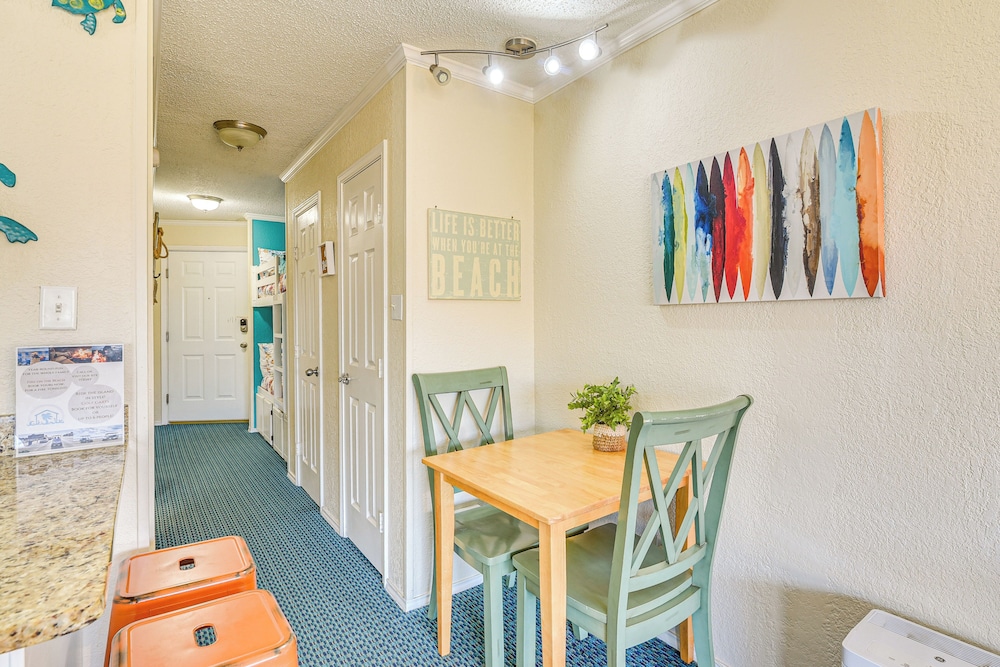 Stroll to Shore: Gem w/ Pool Access in Galveston