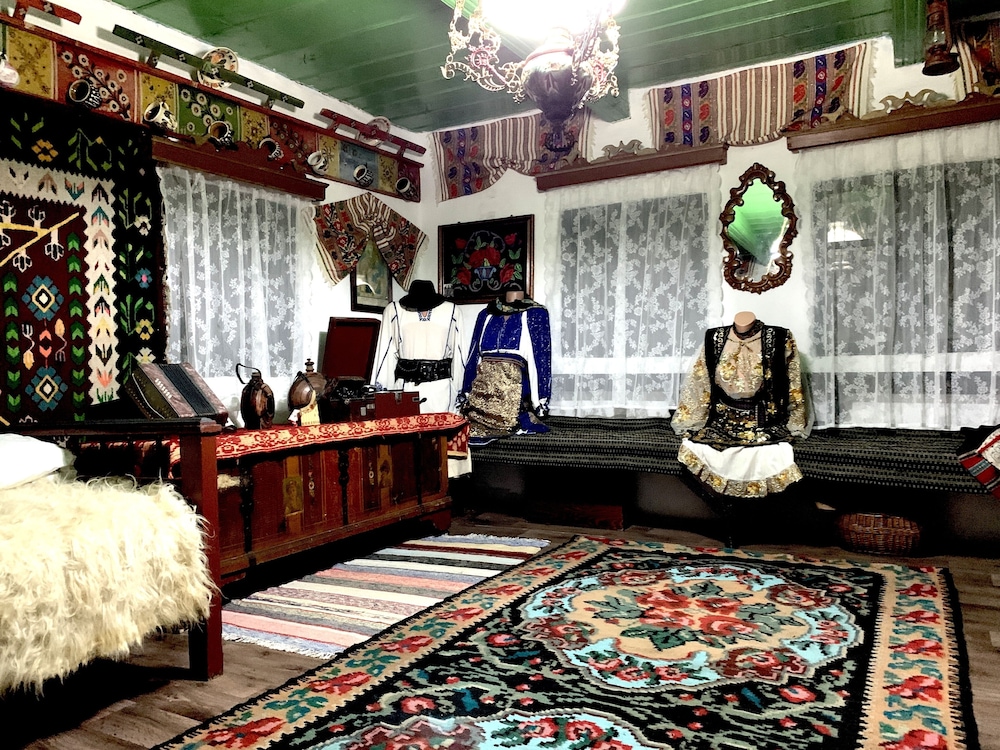 Charming Traditional House in a Pristine Location view 5