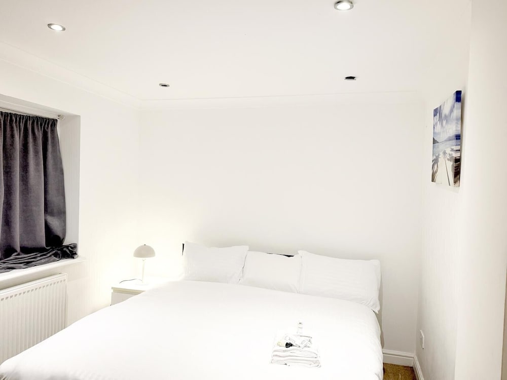 3-bed Apt-15 Mins to Heathrow-pet-friendly-parking
