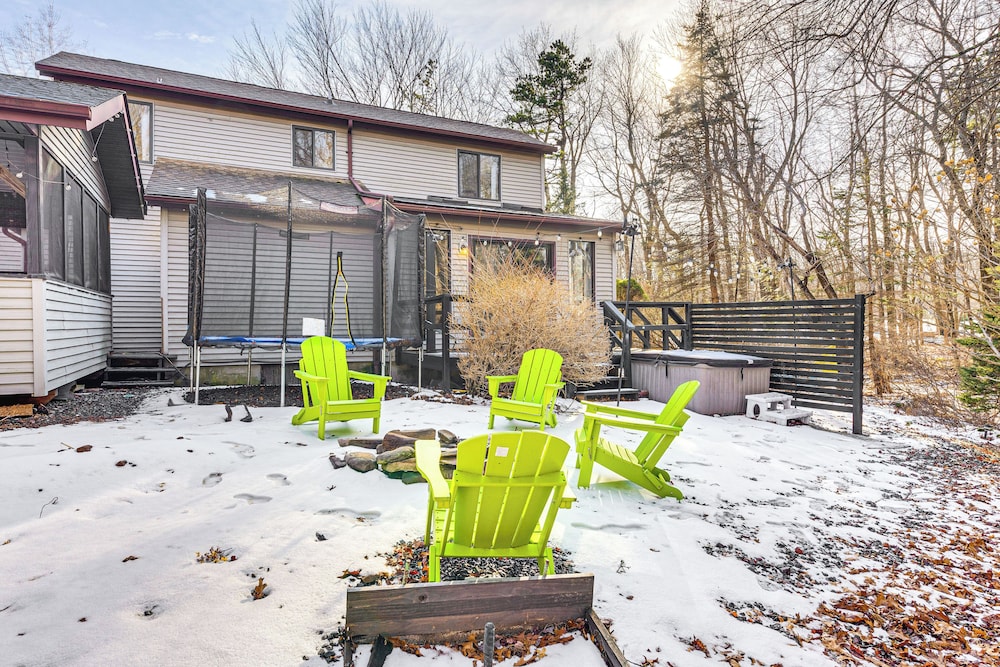 Hot Tub & Game Room: Long Pond Getaway!