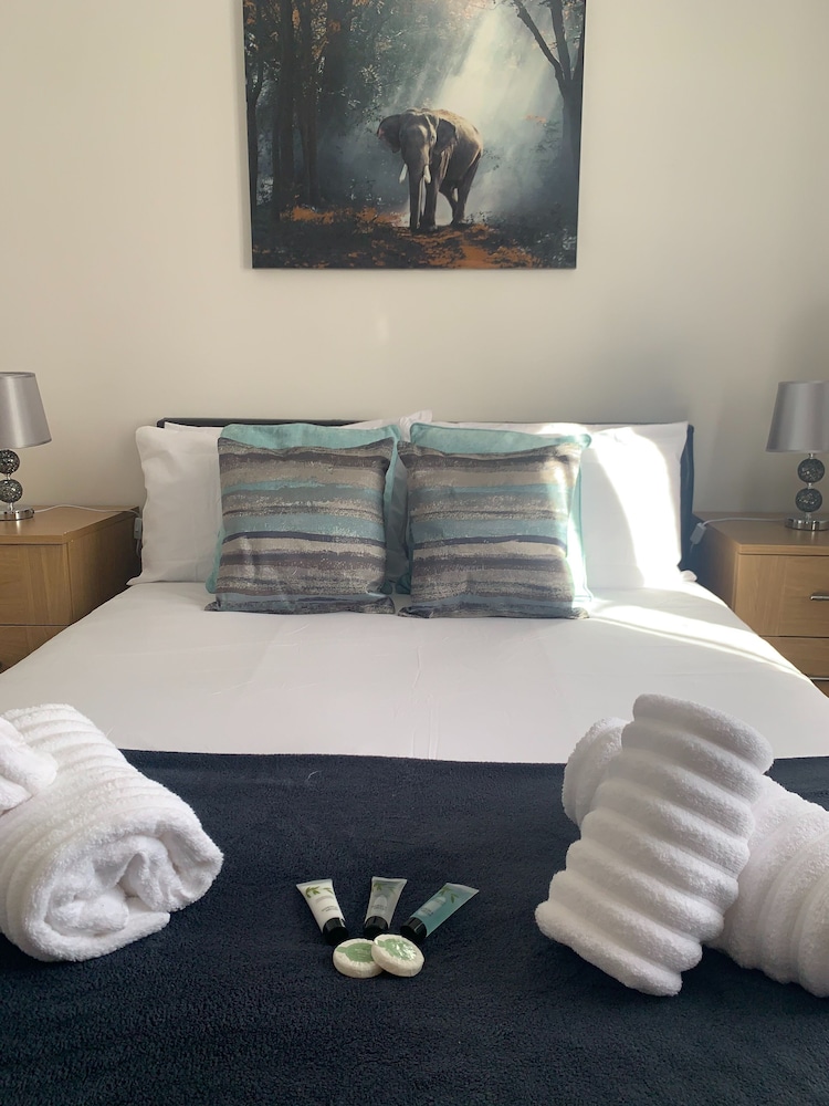 Absolute Stay in Sherwood-free Parking-east Midlands Airport-contractors-family view 4