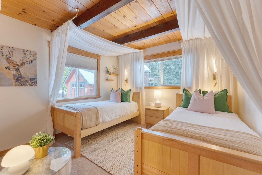 Cozy Modern Cabin w/ Sauna & Fireplace 5 Mins to Lake Peaceful Tahoe Retreat by Avantstay