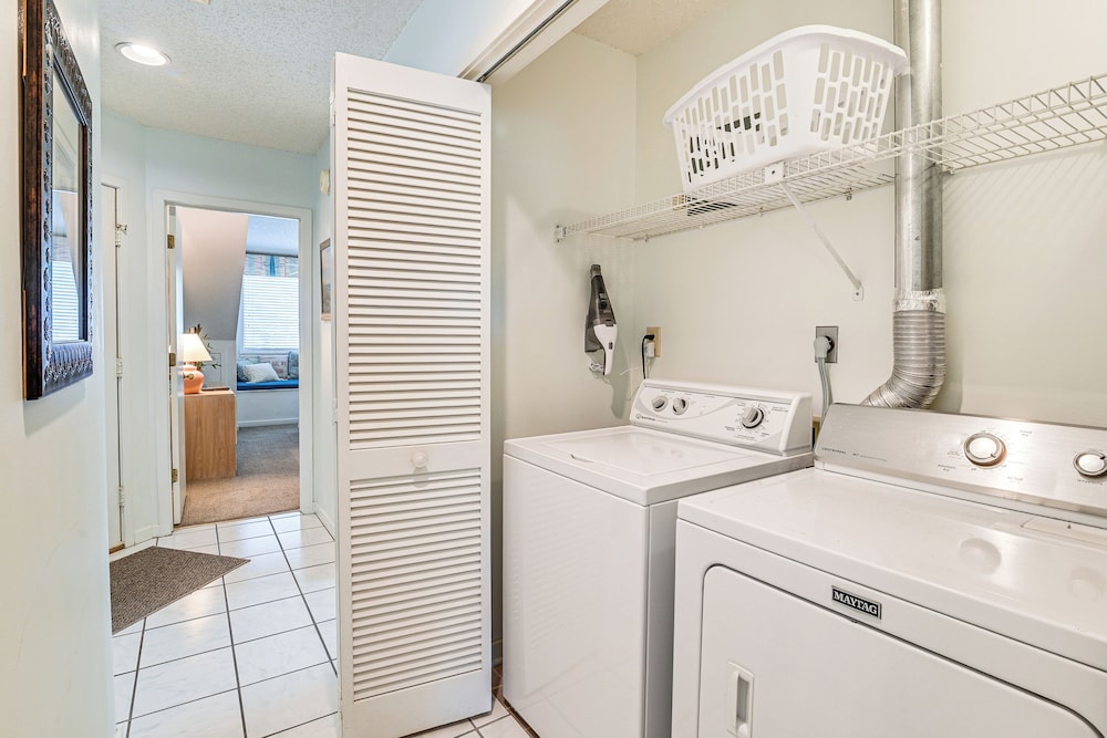 Unwind Poolside & Walk to Ocean! Myrtle Beach Unit