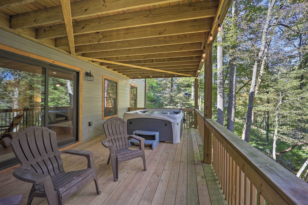 Treetop Cabin w/ Hot Tub, Near Appalachian Ski