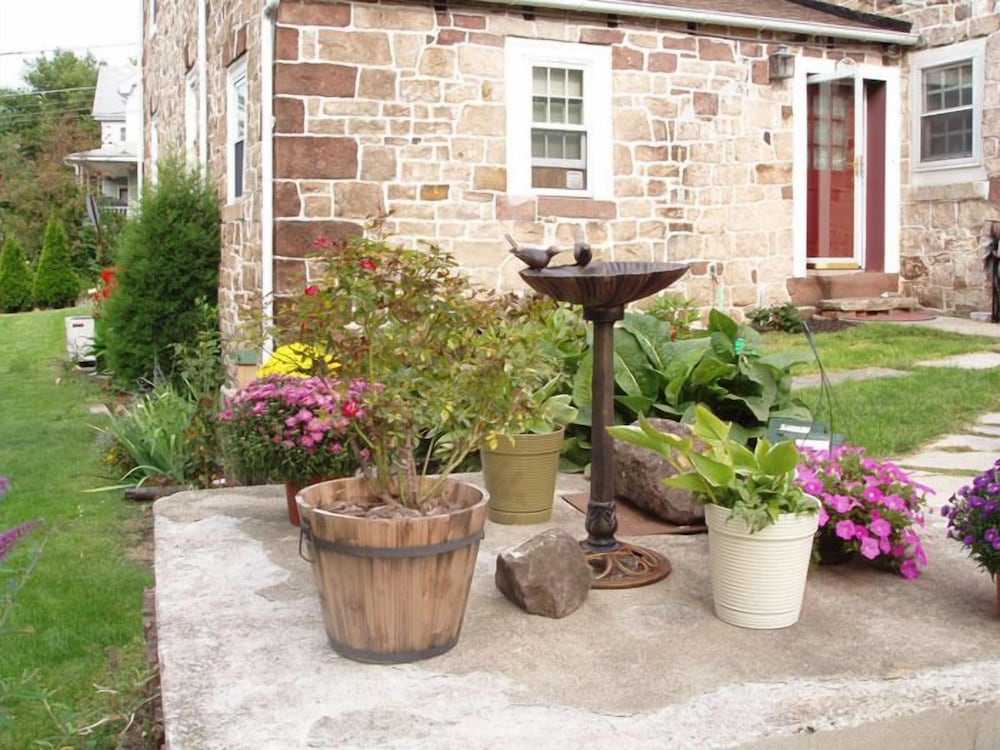 Historic Schoeneck Hotel B&B