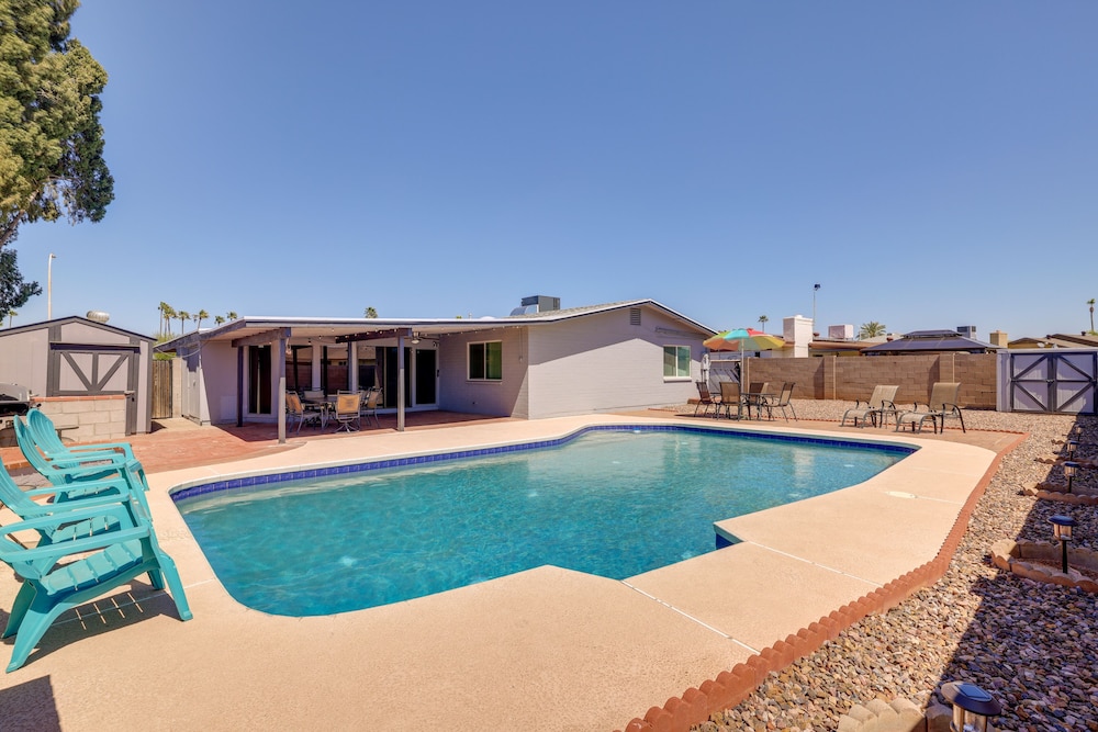 Charming Home < 11 Mi to Downtown Phoenix! view 4