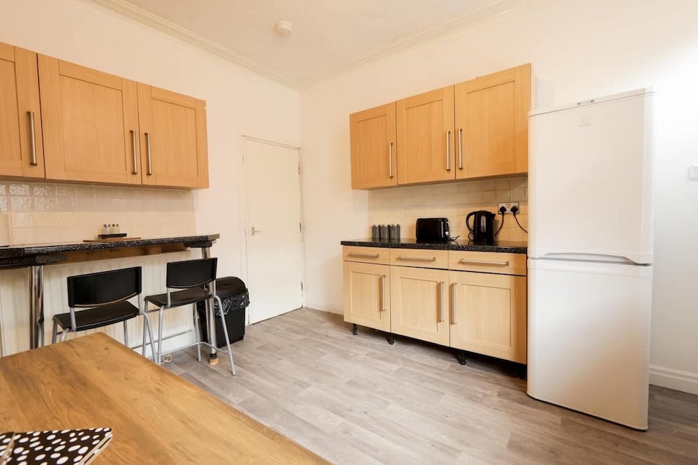 House-sleeps8-parking-garden