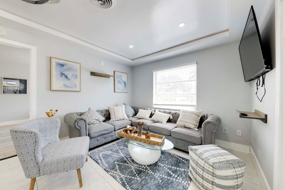 Patio & Heated Swim Spa Access: Home in Hollywood